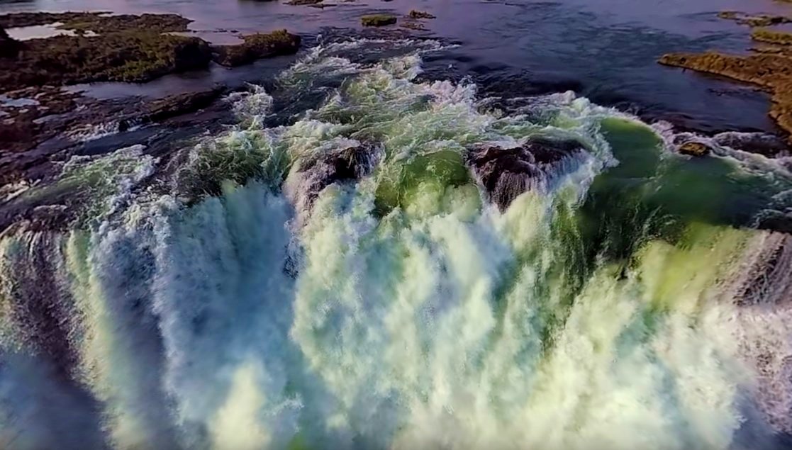 В огромную трещину Земли уходит невероятное количество воды - водопад Виктория