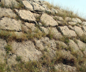 Древняя стена рукотворного происхождения  возле Краснодона
