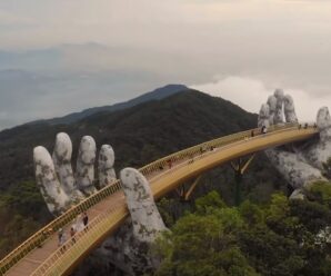 Огромные каменные руки держат мост — красивая задумка в парке Ba Na Hills, Вьетнам
