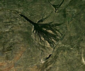 Гигантское пятно в Африке, которое видно из космоса — впадающая в пустыню река Окаванго