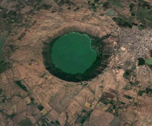 Большое круглое озеро внеземного происхождения — метеоритный кратер Лонар