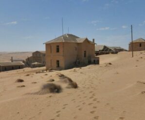 Заброшенный город среди безлюдной пустыни, постепенно утопающий в песках — Колманскоп в Намибии