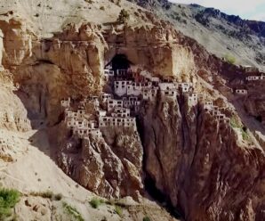 Дома на отвесной скале — древний монастырь Малого Тибета Фуктал