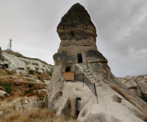 Квартиры прямо в скалах, вырубленные тысячи лет назад — диковинная Каппадокия