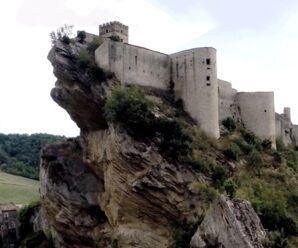 На самом краю скалы над обрывом — замок в деревеньке Роккаскаленья