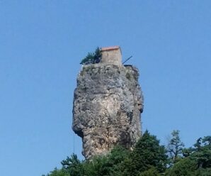 Одинокий дом на вершине высокого утёса — Кацхийский Столп