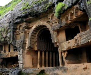 Одно из самых древних сооружений Индии — вырубленные пещеры Бхаджа в верхней части 120-ти метровой скалы