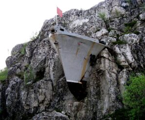 Корабль, «застрявший» в скале в Мурманской области, монументы и немецкие сооружения — Лиинахамари