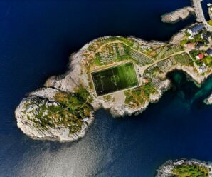 Стадион на каменистом островке в море, на окраине  Северного Ледовитого океана