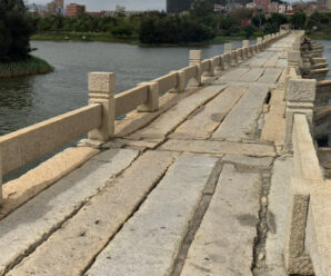 Длиннейшая древняя дорога из камня над водой, которая используется и сейчас — мост Аньпин