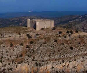 Недостроенная крепость на холме — Castell de Montgri