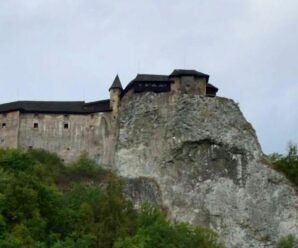 На вершине утеса стоит средневековый замок, который ни разу не был захвачен — Оравский град