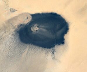 Громадное чёрное пятно среди светлых песков Африки — Вау-эн-Намус