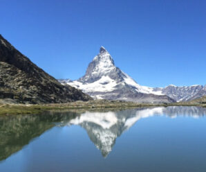Словно гигантская пирамида — гора Маттерхорн, через вершину которой проходит граница Швейцарии и Италии
