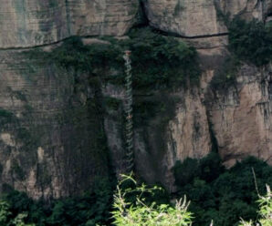 Словно огромное сверло немыслимой высоты среди скал — винтовая лестница в Тайханшань