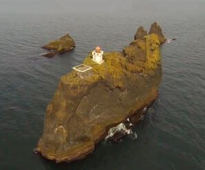 Маяк на скале, торчащей в Атлантике, один из самых труднодоступных — Тридрангар