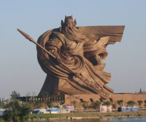 Гигантский бородатый воин — статуя древнему китайскому генералу Гуань Юю