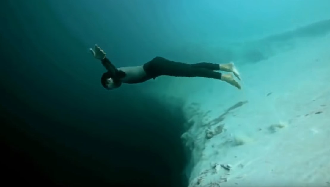 Одна из глубочайших карстовых воронок, скрывающаяся под водой - Голубая дыра Дина