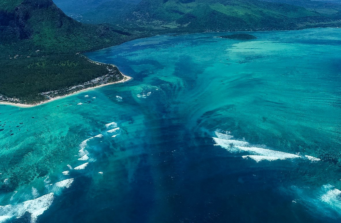 Подводный водопад у Маврикия, необычная природная иллюзия