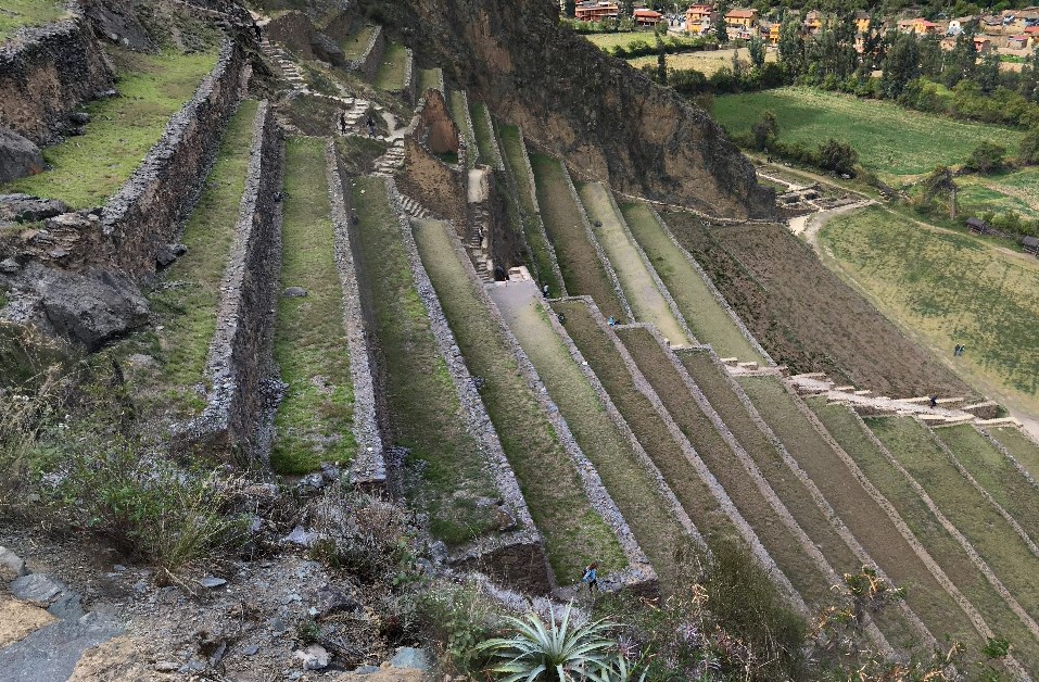 Похожие на гигантские ступени великанов - древние террасы инков для земледелия