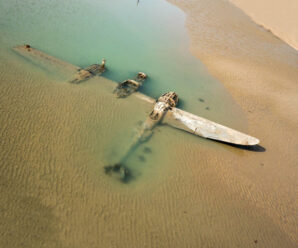 Самолёт, который как бы выныривает из песка — остатки P-38 на берегу Уэльса