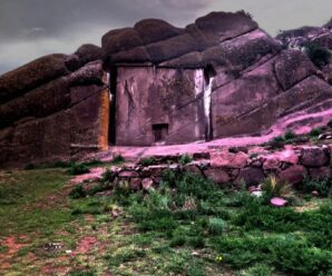 Огромные недоделанные врата в гранитной скале в Перу