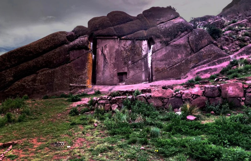 Огромные недоделанные врата в гранитной скале в Перу
