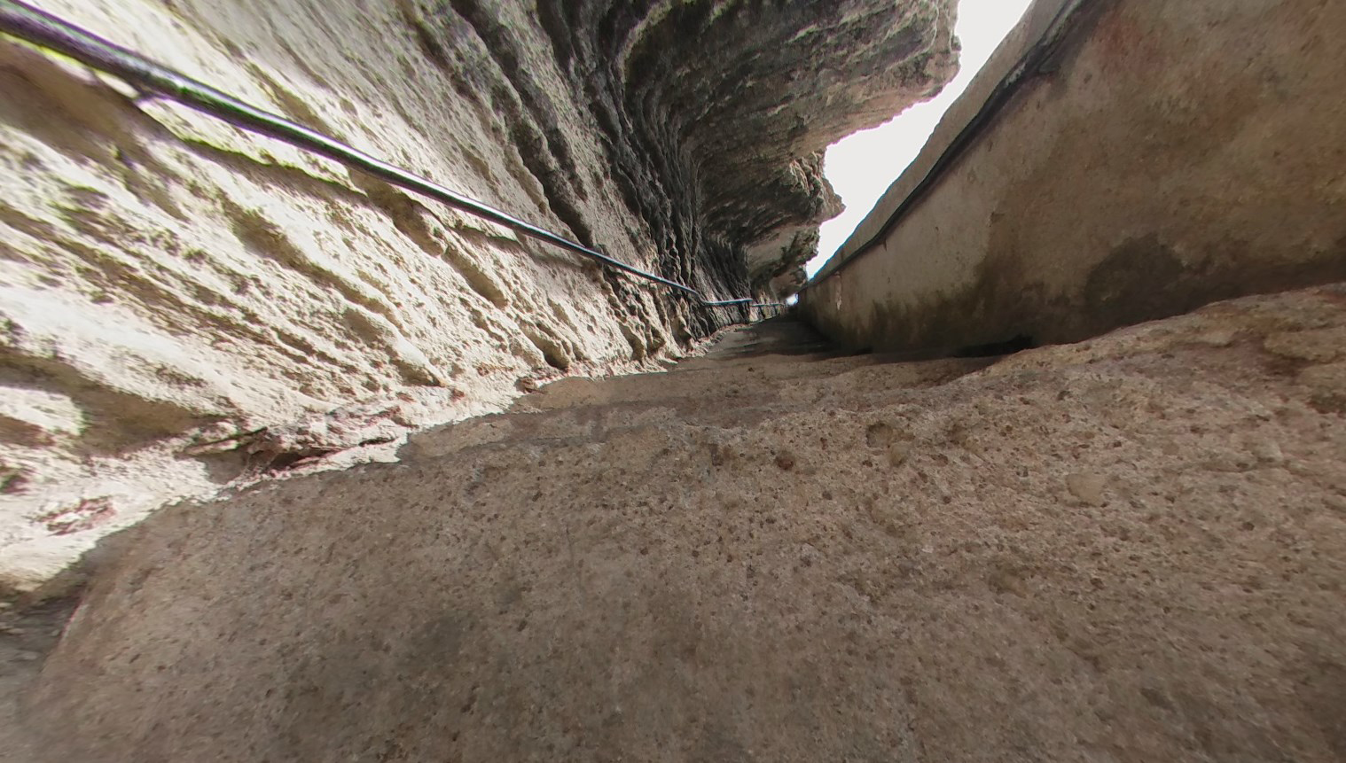 Необычный ровный разрез в скале под углом 45 градусов - Лестница Арагона